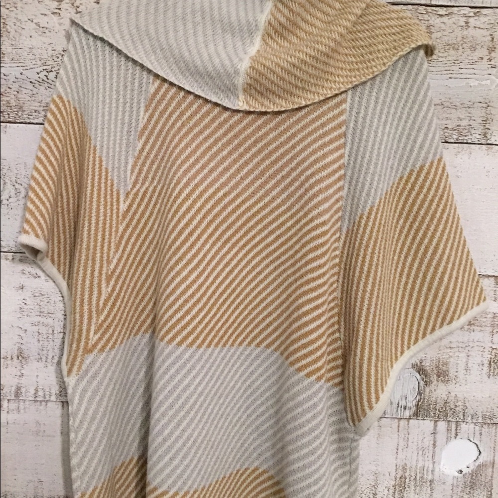 Poncho - Picture 5 of 5